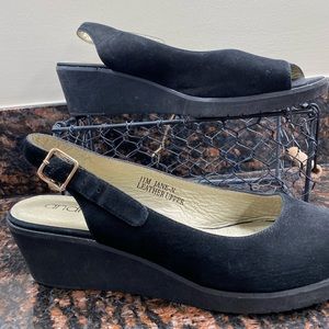 Andre Assous gorgeous black suede shoes sz US 9